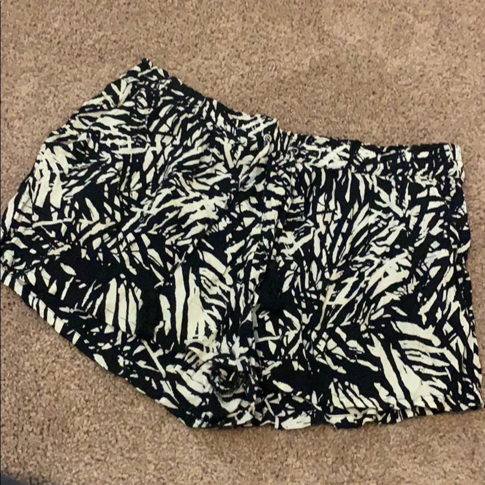 Aerie black and white patterned shorts